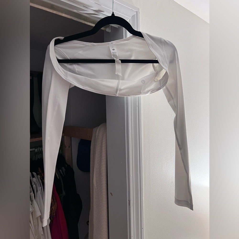 Lululemon shrug size 2. White. perfect condition. never worn.